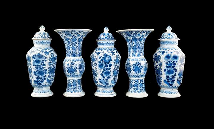 Chinese export porcelain blue and white garniture